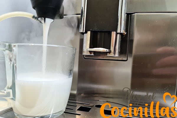 probando el espumador de leche de cafetera superautomatica