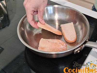 colocando el pan en la sartén