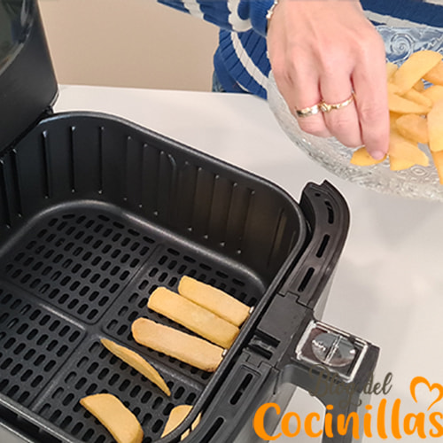 metiendo patatas fritas en la cesta