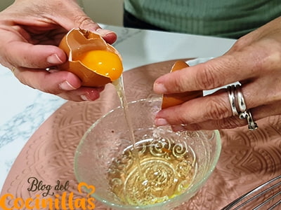 separando la yema de la clara del huevo
