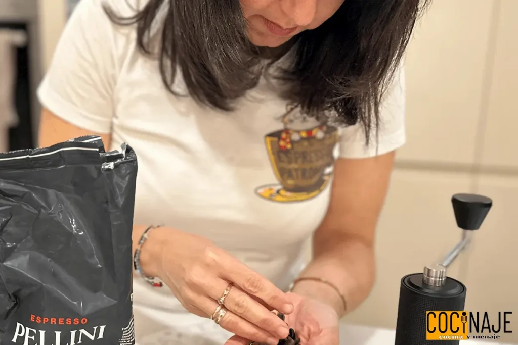 Probando café en grano Pellini