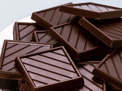 ¿Cuántos gramos tiene una onza de chocolate?